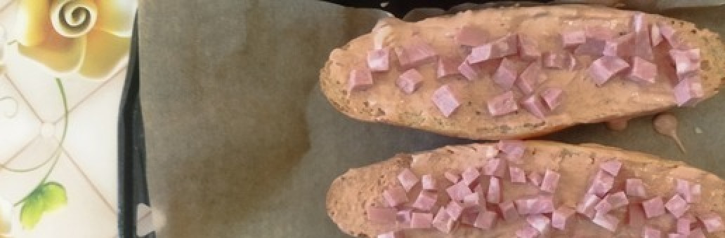 1. Этап. Горячие будерброды на половинках минибагета: Колбасу режем не крупными кубиками и выкладываем.