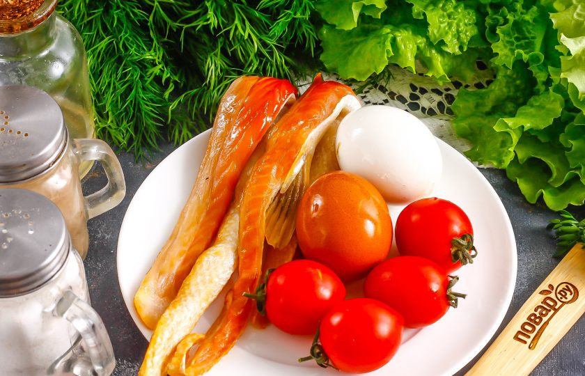 1. Этап. Салат из брюшек семги: Подготовьте указанные ингредиенты. Куриное яйцо заранее отварите в воде примерно 12-15 минут и остудите.