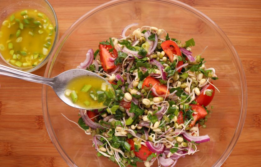 1. Этап. Салат с пророщенным машем: Полейте салат заправкой и аккуратно перемешайте.