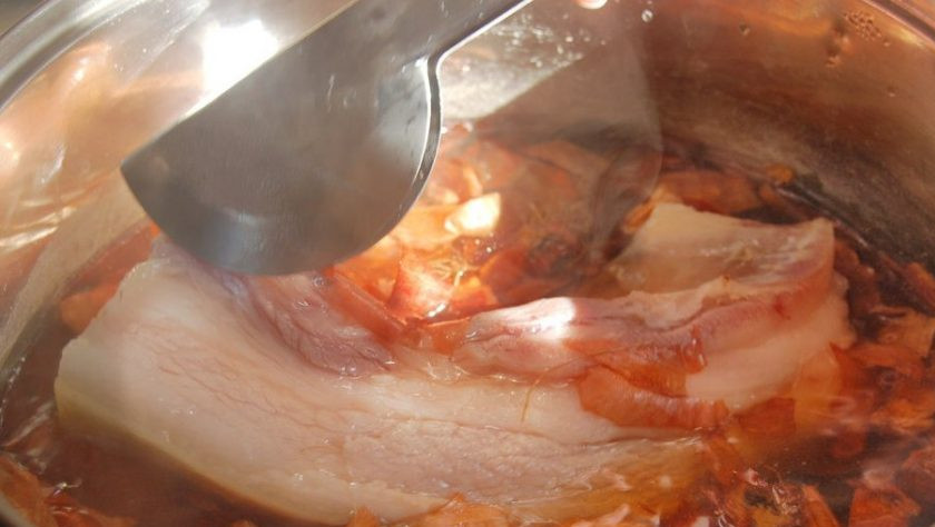 1. Этап. Засолка сала с луковой шелухой: Приготовьте рассол. В кастрюле доведите до кипения воду с солью. Затем добавьте в неё промытую шелуху. Кипятите её 5 минут. Потом в воду положите сало.