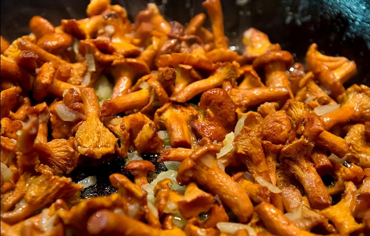 1. Этап. Яичница с лисичками: В сковороде разогреваем растительное масло и выкладываем в него отваренные грибы, жарим их до золотистого цвета, затем добавляем к лисичкам нарезанный мелко репчатый лук, жарим все вместе еще пару минут.