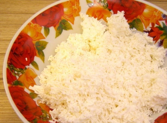 1. Этап. Простой крем для пирога: Творог перетираем через сито, либо прокручиваем через мясорубку.