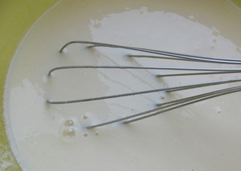 1. Этап. Блинчики из кефира: 2. Добавляем кефир и продолжаем замешивать. Это можно делать при помощи венчика.