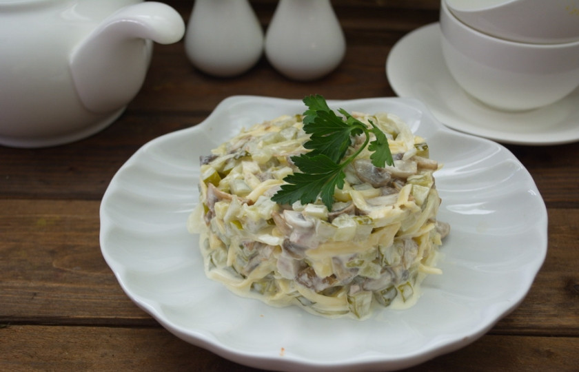 1. Этап. Салат Сицилийскийс курицей: Подаем салатик к столу, выложив горкой. Приятного аппетита.