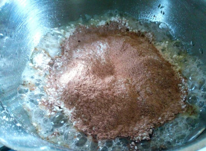 1. Этап. Трюфельные пряники: Вслед за содой всыпьте в жидкость смесь из какао и муки, одновременно просеивая её и быстро перемешивая массу ложкой.