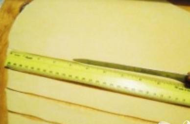 1. Этап. Чак-чак: 4. Разделить готовое тесто на 3 части. Раскатать каждый фрагмент толщиной не больше 2 мм. Затем нарезать полосками (ширина 2 см).