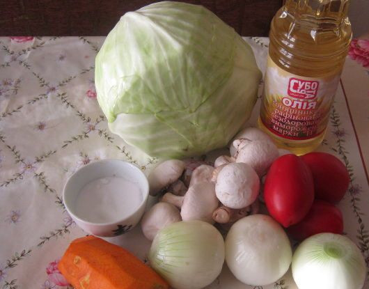 1. Этап. Тушеная капуста с шампиньонами: 1. Это блюдо особо популярное летом, но и в зимнюю пору тушеная капуста с шампиньонами в домашних условиях не менее популярно. Продуктов потребуется минимум и все они доступны в цене.