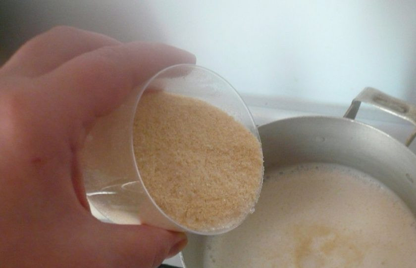 1. Этап. Густая манная каша: В кастрюле доведите молоко до кипения. Затем в него аккуратно всыпьте манку.