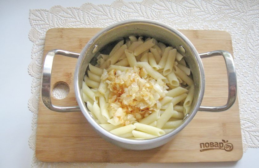 1. Этап. Макароны по-флотски с сыром: Выложите в макароны жареный лук.