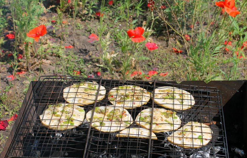 1. Этап. Сельдерей на гриле: Подготовим мангал. Нужен умеренный жар, без огня. Выкладываем кружочки сельдерея на решетку.