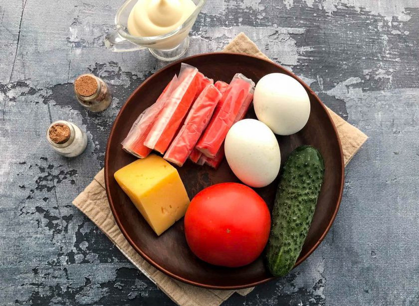 1. Этап. Салат Безумный с крабовыми палочками: Подготовьте все необходимые ингредиенты.