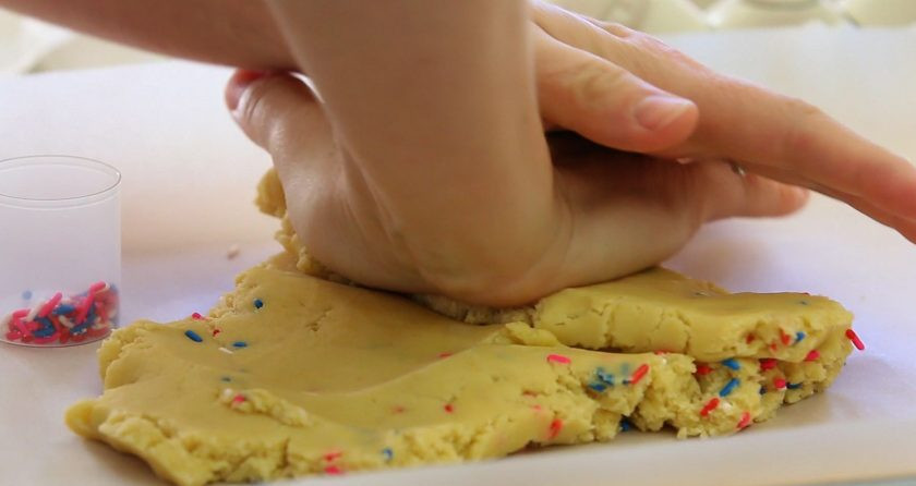 1. Этап. Кейкпопсы Валентинки: 5. Спустя это время добавьте в тесто цветную посыпку. Тщательно перемешайте массу.