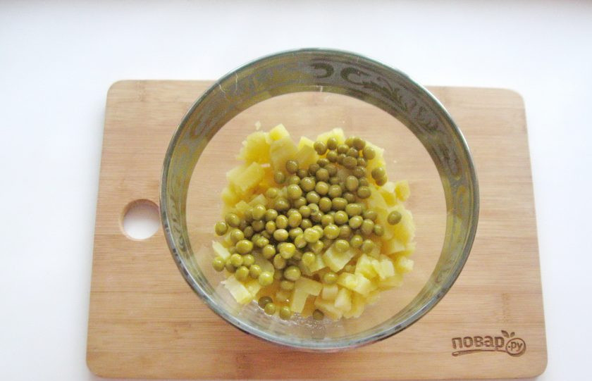 1. Этап. Винегрет по ГОСТу: Добавьте консервированный зеленый горошек.