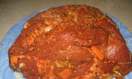 1. Этап. Буженина из говядины в мультиварке: Обмажьте мясо смесью растительного масла, соли, горчицы и специй. Отставьте мариноваться на 20 минут в холодильник.