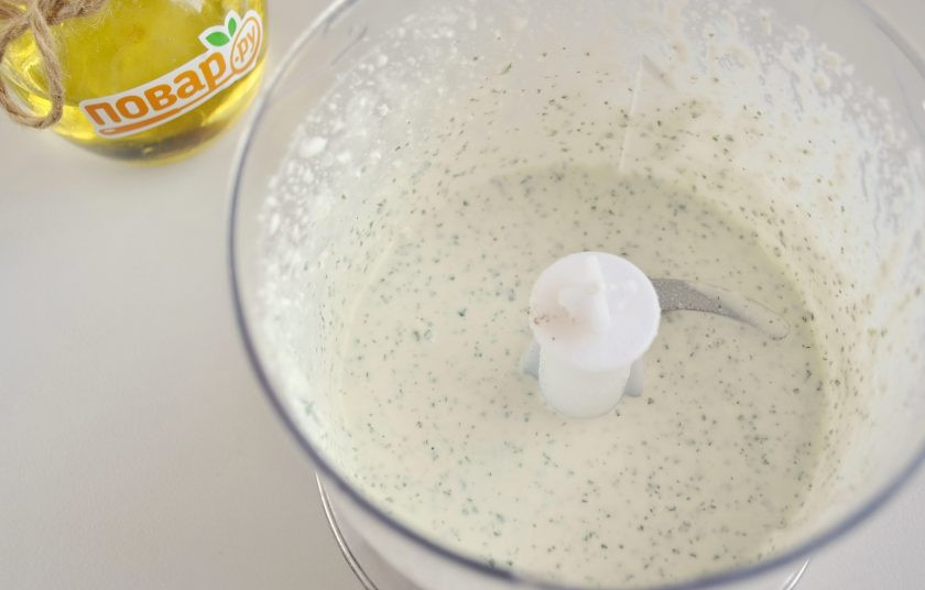 1. Этап. Куриный шашлык по-гречески с соусом: Для соуса соедините в блендере творожный сыр с йогуртом, мятой и уксусом.