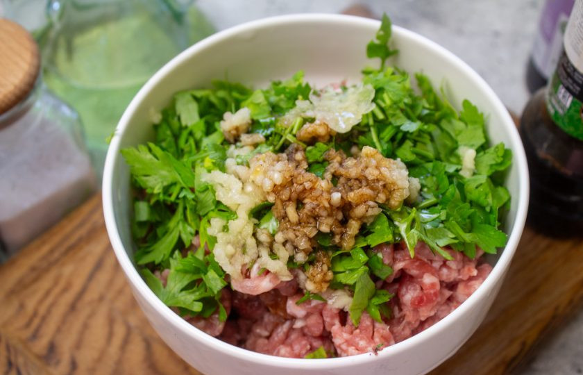 1. Этап. Баклажаны с фаршем по-китайски: Влейте кунжутное масло и соевый соус.