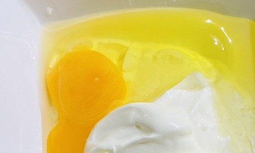 1. Этап. Сконы из цельнозерновой муки со сливой: Взболтать яйцо со сливками