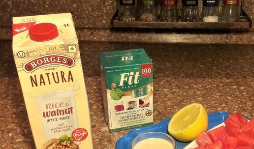 1. Этап. Арбузное мороженое с ореховым напитком ПП: Порежьте арбуз на кусочки, удалите семена.