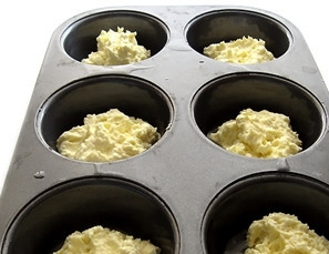 1. Этап. Творожники без муки: 3. Теперь смазываем формочки для запекания маслом и разливаем тесто.