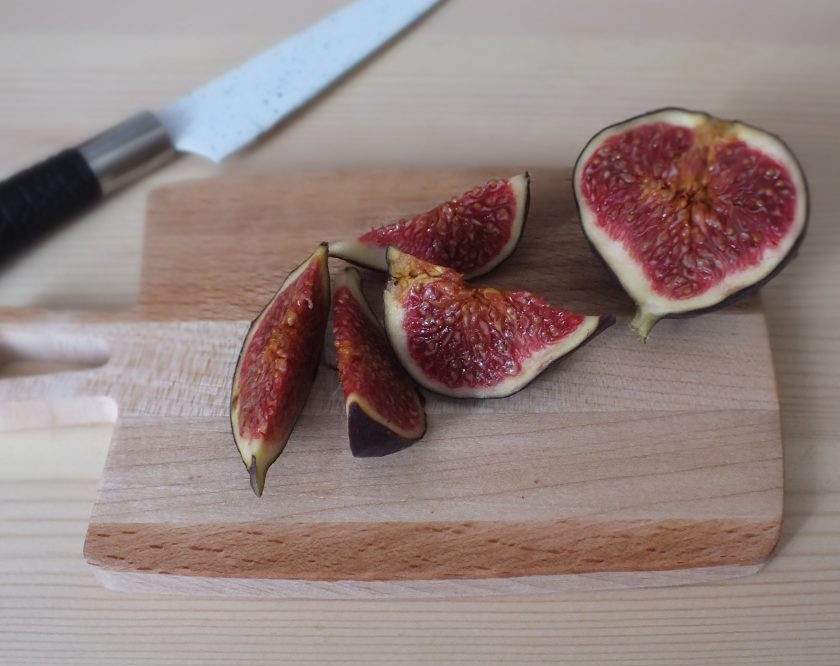 1. Этап. Творожная запеканка с инжиром: Плоды инжира разрежьте на дольки.