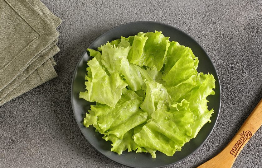 1. Этап. Рыбный диетический салат: Листья салата промойте, обсушите, порвите руками и выложите на блюдо для подачи.