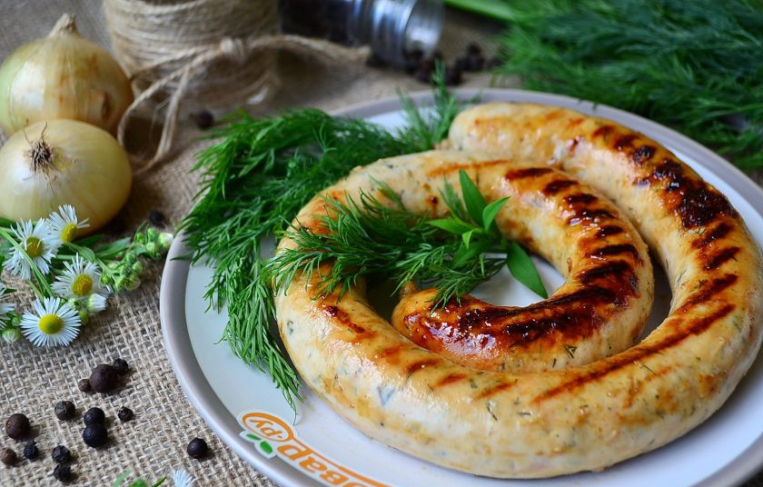 1. Этап. Куриные колбаски с сыром для гриля: 12. Приятного аппетита!