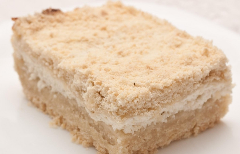 1. Этап. Пирог Крошка: Выпекайте пирог при 180 градусах в духовом шкафу в течение 30 минут. Приятного чаепития!