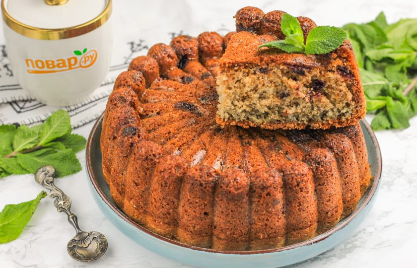 1. Этап. Самый быстрый пирог на основе варенья: Нарежьте румяный пирог на части и подайте к столу с различными напитками. Приятного вам аппетита!