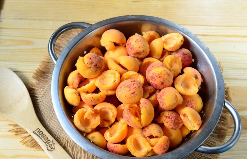 1. Этап. Варенье из абрикосов без косточек: Разделите абрикосы на половинки, удалите косточки.