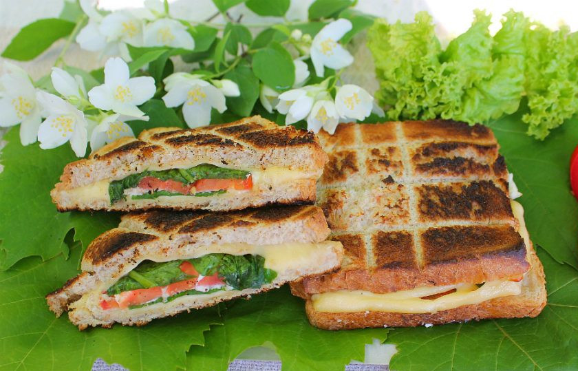 1. Этап. Панини на гриле: Панини запекаем до румяной корочки и горячими подаем к столу. Приятного аппетита!