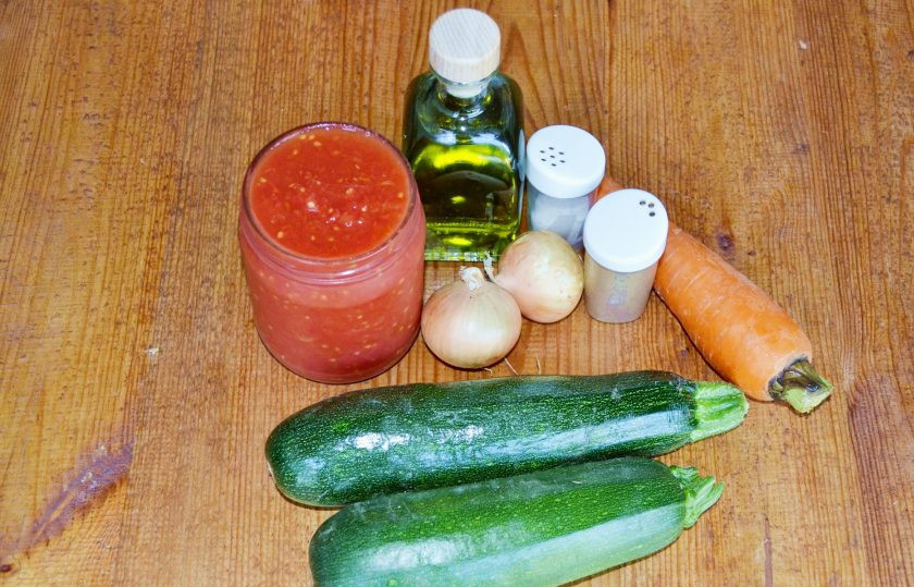 1. Этап. Вкусная икра из кабачков на зиму: Подготовьте ингредиенты. Овощи вымойте и очистите.