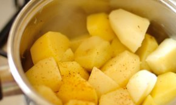 1. Этап. Запеканка из рыбы и картофеля: Отварите картофель до готовности. Воду слейте. Добавьте мускатный орех и 2 столовых ложки оливкового масла, соль и перец по вкусу. Далее растолките в пюре. Закройте крышкой.