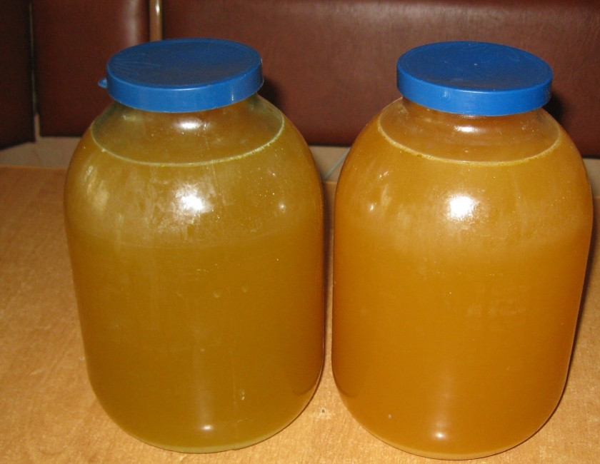 1. Этап. Домашний квас для окрошки: 4. Через два дня процеживаем квас через марлю, хлебную массу отбрасываем, а жидкость обратно переливаем в банки. В два стакана наливаем теплую кипяченную воду, добавляем в каждый 7 столовых ложек сахара и перемешиваем. Доливаем по стакану в каждую банку и оставляем еще на день при комнатной температуре, после чего переставляем в холодильник еще на 24 часа. Квас готов!