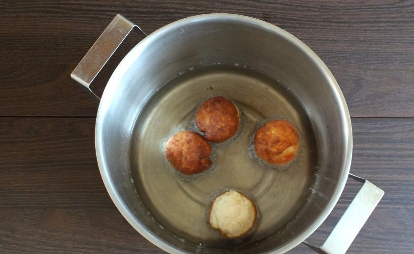 1. Этап. Творожные пончики с яблоком: В просторной кастрюле или жаровне разогрейте достаточное количество растительного масла. Уменьшите огонь до умеренного. Из теста скатайте шарики, размером чуть больше грецкого ореха. Обжаривайте в течение 6-8 минут, периодически переворачивая, чтобы образовывался равномерный румяный цвет.