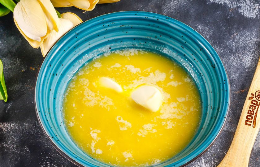 1. Этап. Песочное тесто с яйцами: Сливочное масло выложите в глубокую емкость без серебристых или золотистых рисунков и растопите в микроволновке примерно 1-2 минуты.