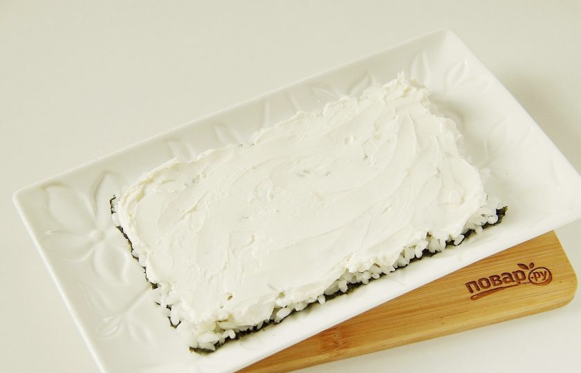 1. Этап. Салат Суши: Смажьте рис сыром.