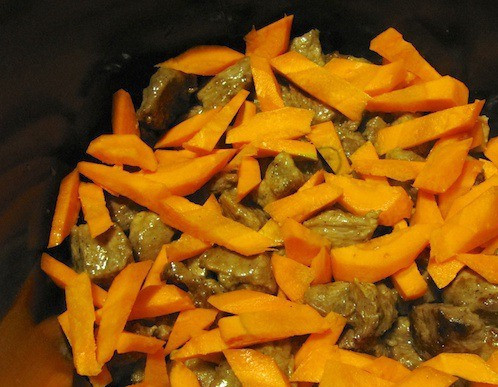 1. Этап. Фасоль с мясом в мультиварке: Добавляем порезанную брусочками морковь, мелко нарезанный лук.