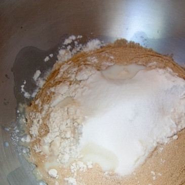 1. Этап. Вишневые бухты: Затем добавляем в миску четверть стакана сахара и чашку муки.