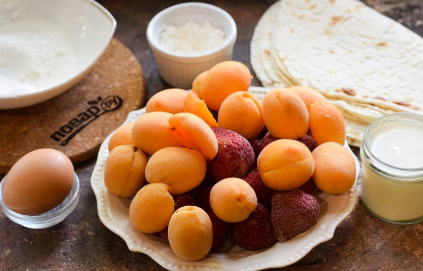 1. Этап. Пирог с абрикосами и клубникой в лаваше: Подготовьте ингредиенты.