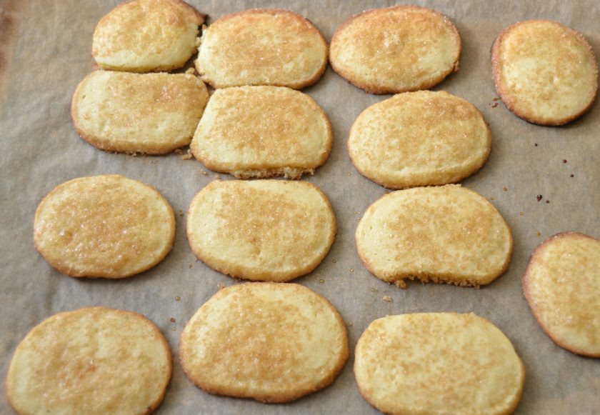 1. Этап. Бретонское песочное тесто: Выпекайте печенье в духовке разогретой до 180-200 градусов 10-12 минут. Смотрите за готовностью, печенье печется очень быстро.