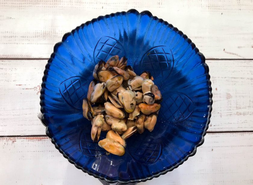 1. Этап. Салат с мидиями и стручковой фасолью: Мидии выложите в глубокую тарелку.