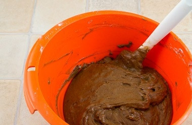 1. Этап. Австрийский торт Захер: Просейте муку в массу. Вмешайте её аккуратно лопаткой снизу вверх.