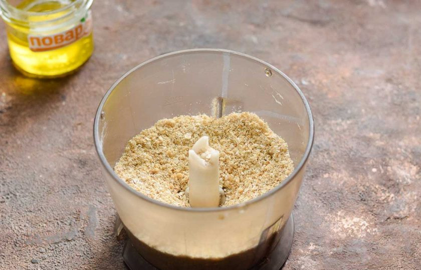 1. Этап. Овсяное печенье без сахара с медом: Измельчите хлопья и арахис до однородности, до мелкой крошки.
