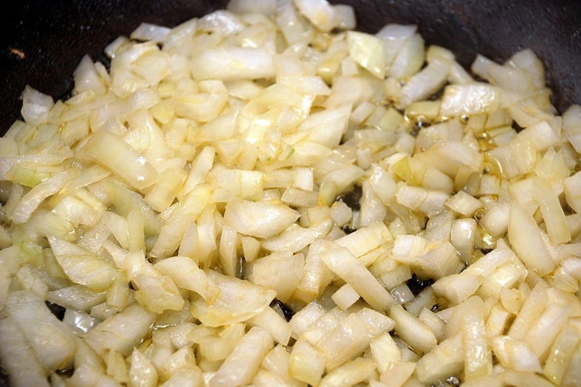 1. Этап. Ризотто с индейкой: Теперь обжариваем мелко порезанный лук до мягкости. Добавляем соль и любые специи по вкусу.