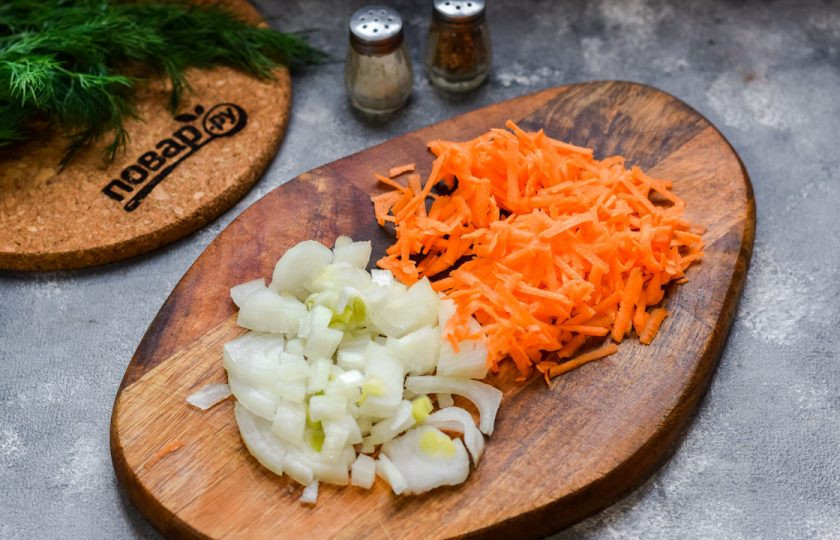 1. Этап. Суп с брокколи и кукурузой: Очистите лук и морковь, овощи вымойте и просушите. Нарежьте лук небольшими кубиками, морковь натрите на терке.