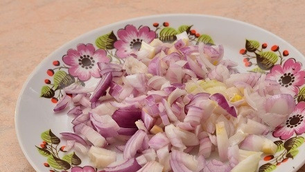 1. Этап. Картофельные шарики в мультиварке: 2. Луковицу очищаем, моем и нарезаем мелким кубиком.