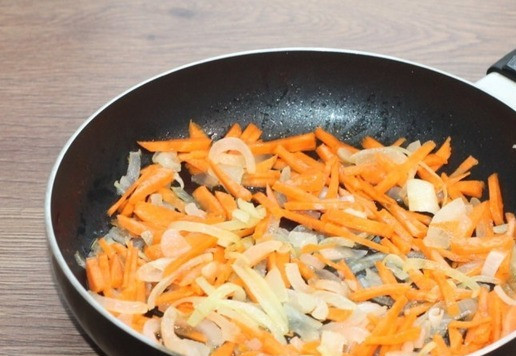 1. Этап. Крем-суп из поленты с сухариками: 3. Добавляем морковь и готовим минуты 3.