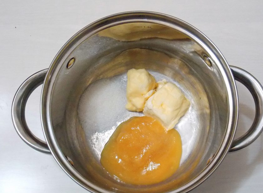 1. Этап. Медово-песочный торт: В кастрюлю с толстым дном положите мед, сахар и сливочное масло.