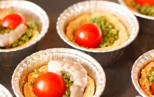 1. Этап. Тарталетки с песто и креветками: 6. По креветке и половинки помидора черри кладем в тарталетки. Запекаем минут десять. Блюдо готово.