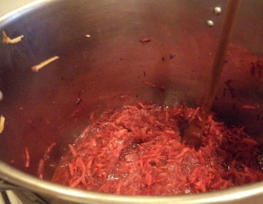 1. Этап. Cолянка из свеклы на зиму: 3. Теперь доводим до кипения, а когда закипит - варим еще 15-20 минут.